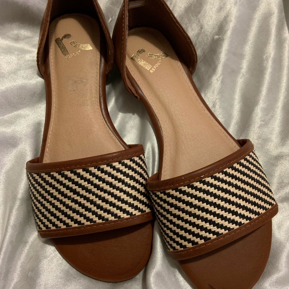 Report flat sandal size 6